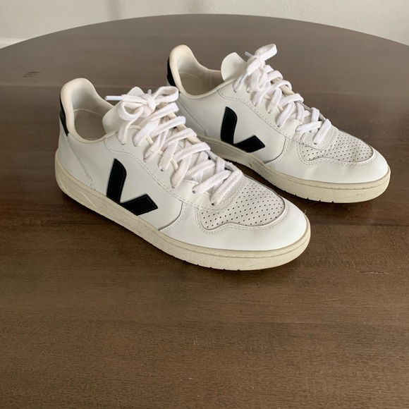 VEJA V-10 Sneaker - Picture 3 of 11